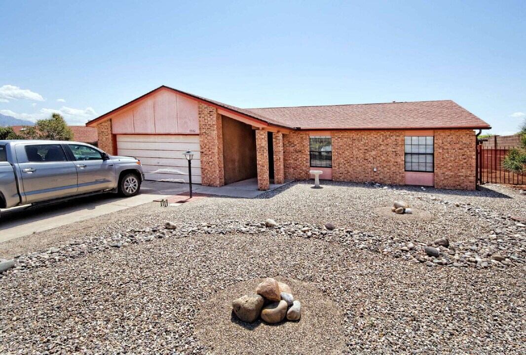 4542 Pyrite Ct NE in Rio Rancho, NM - Building Photo