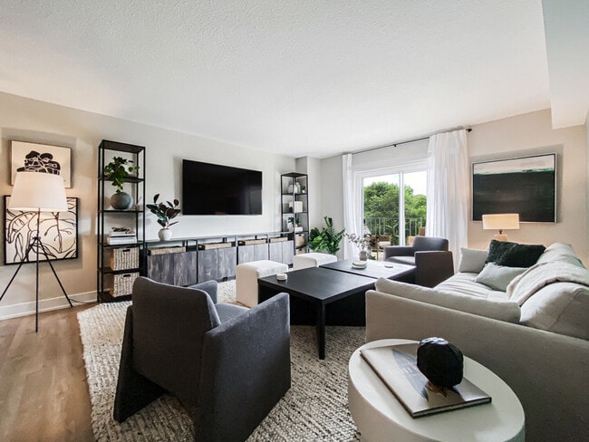 The Plaza Apartments in Jenkintown, PA - Foto de edificio - Building Photo