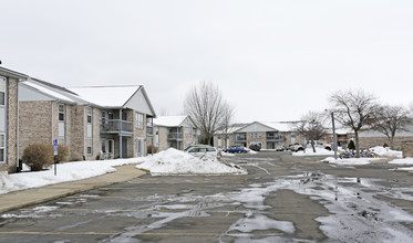 Canterbury House and Canterbury Woods in Morris, IL - Building Photo - Building Photo