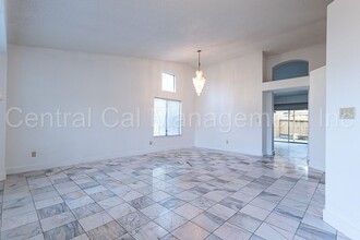 8805 Fox Run Dr in Bakersfield, CA - Building Photo - Building Photo