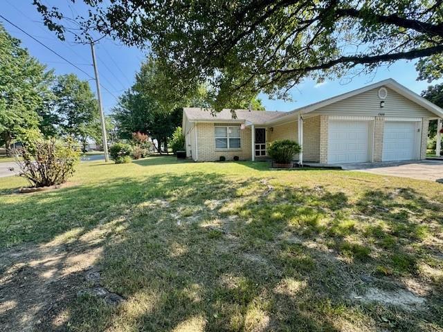 1300 W Rolling Oaks Dr in Rogers, AR - Foto de edificio