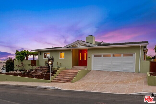 221 Bellino Dr in Los Angeles, CA - Foto de edificio - Building Photo