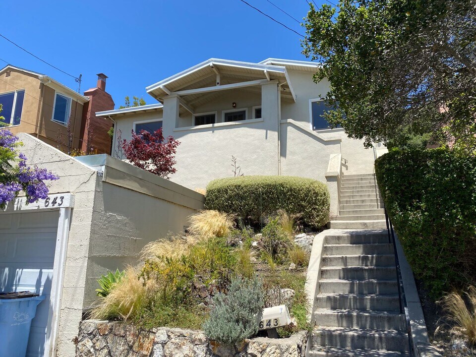 643 Santa Rosa Ave in Berkeley, CA - Building Photo