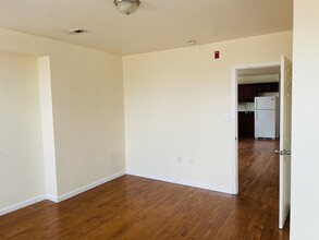 1520 Moore St, Unit 1st Floor in Philadelphia, PA - Building Photo - Building Photo