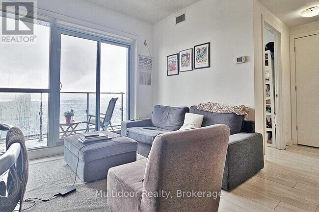 2220 Lake Shore Blvd W in Toronto, ON - Building Photo - Building Photo