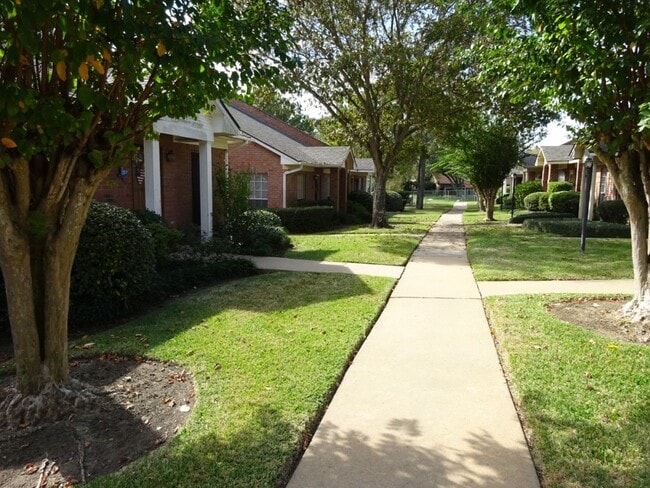 2420 Stone Hollow Dr in Brenham, TX - Building Photo - Building Photo