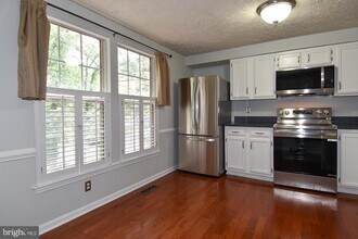 1545 Woodcrest Dr in Reston, VA - Building Photo - Building Photo