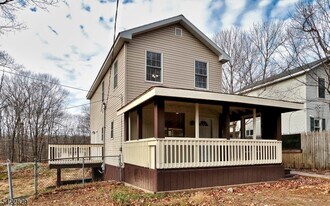 422 Brown Trail in Hopatcong, NJ - Building Photo