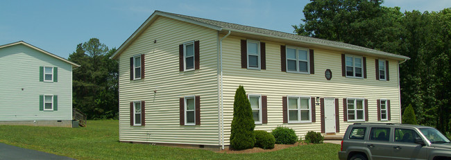 Trevilian Square Apartments in Louisa, VA - Foto de edificio - Building Photo