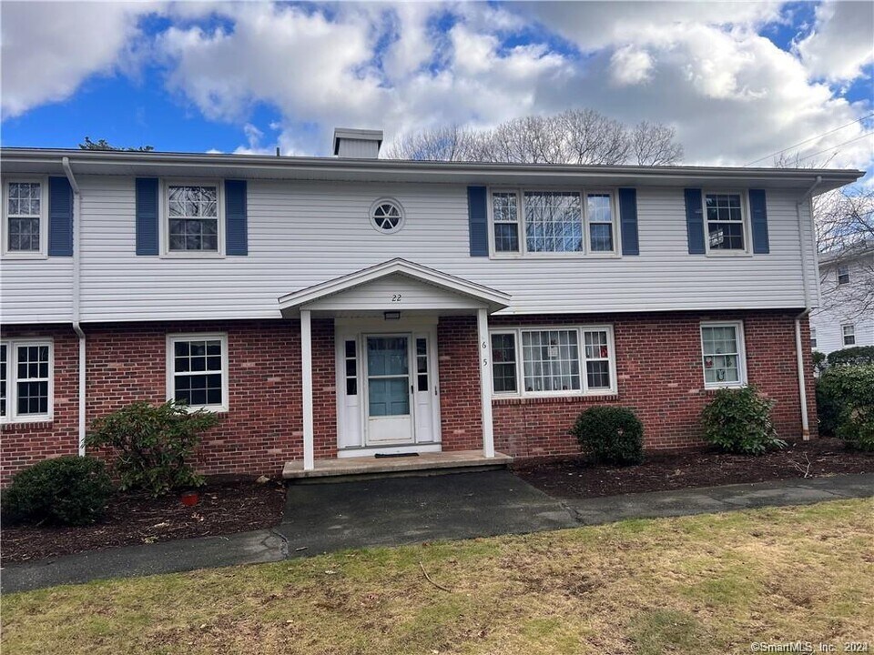 22 College St in Clinton, CT - Building Photo