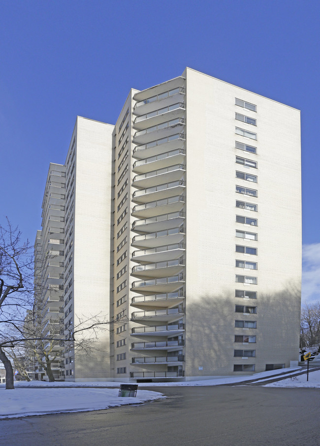 3250 Forest Hill in Montréal, QC - Building Photo - Building Photo