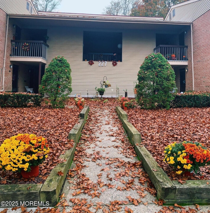 227 Medford Ct in Englishtown, NJ - Building Photo