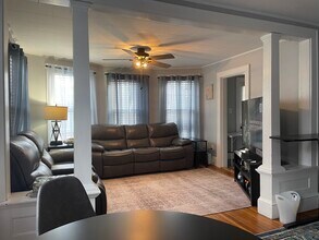 20 Crescent St, Unit 2 in Biddeford, ME - Foto de edificio - Building Photo