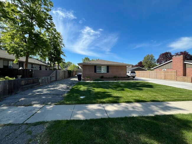 2272 E Panorama Way in Holladay, UT - Building Photo - Building Photo