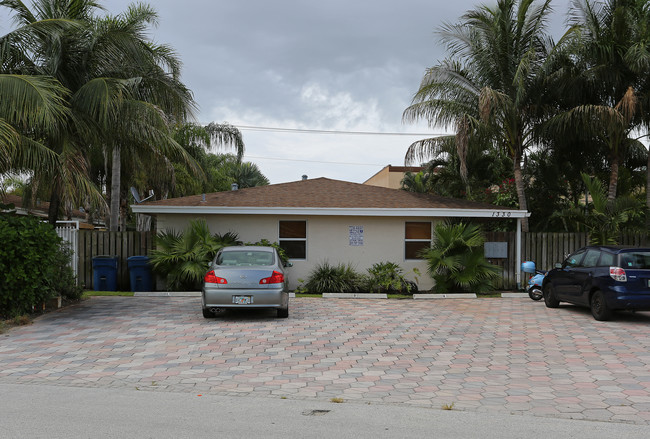 1330 Holly Heights Dr in Fort Lauderdale, FL - Building Photo - Building Photo