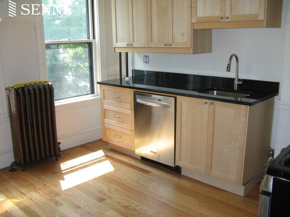 74 Highland Ave, Unit 2 in Cambridge, MA - Building Photo