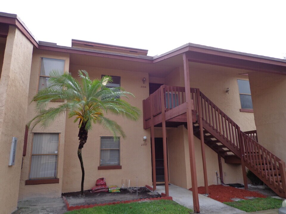 2306 Lakeview Dr W in Royal Palm Beach, FL - Building Photo