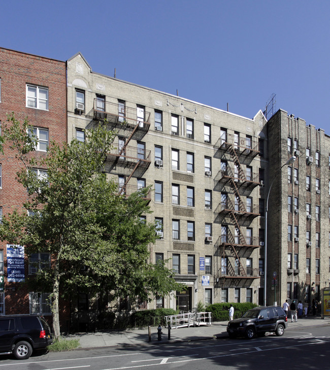 2933 Grand Concourse in Bronx, NY - Foto de edificio - Building Photo