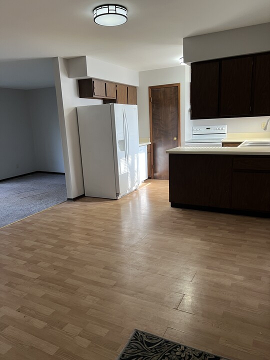 W165N11482 Royal Ct in Germantown, WI - Building Photo