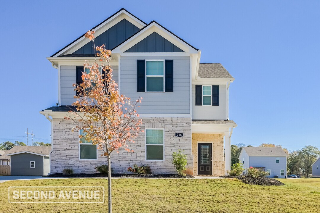 726 Woody Dr in Monroe, GA - Foto de edificio