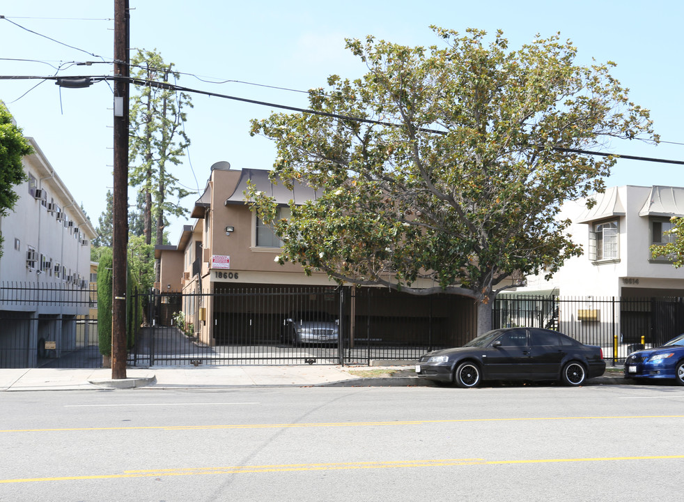 The Terrace Apartments in Tarzana, CA - Building Photo