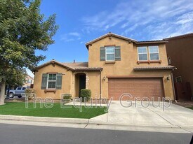 1826 W Van Gogh in Hanford, CA - Building Photo