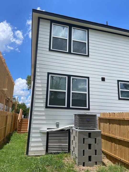 4114 Majestic St, Unit A in Houston, TX - Building Photo