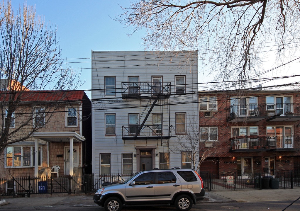 2117 33rd Ave in Long Island City, NY - Foto de edificio