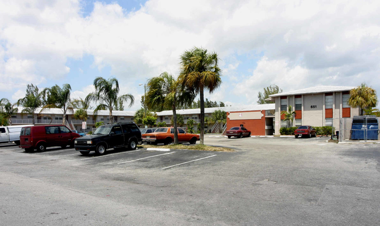 Goldcrest Apartments in Pompano Beach, FL - Foto de edificio