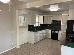 3133 E Silverlake Rd in Tucson, AZ - Foto de edificio - Building Photo