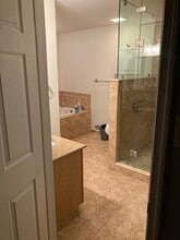 18 Schollcrest Ave, Unit 2 in Deptford, NJ - Foto de edificio - Building Photo