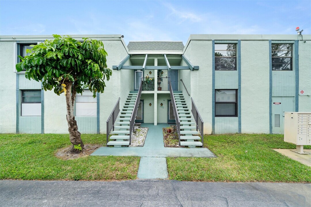 7350 NW 18th St in Margate, FL - Building Photo