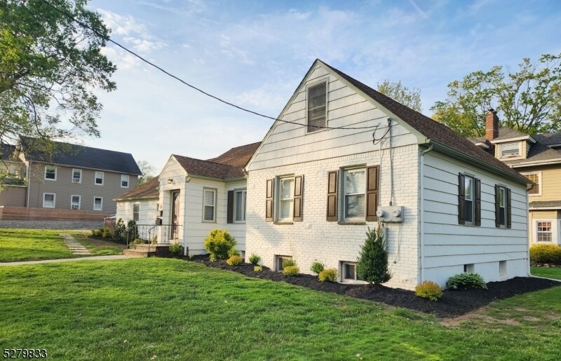 38 Christopher St-Unit -2 in Montclair, NJ - Building Photo