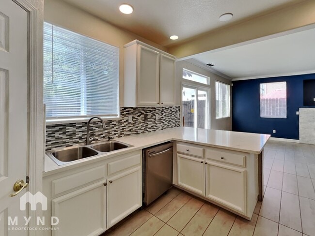 5325 Dunlay Dr in Sacramento, CA - Building Photo - Building Photo