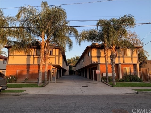 1034-1040 Carob Way in Montebello, CA - Building Photo