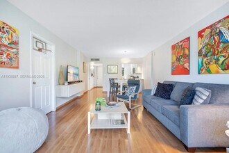 105 Royal Pk Dr in Oakland Park, FL - Building Photo - Building Photo