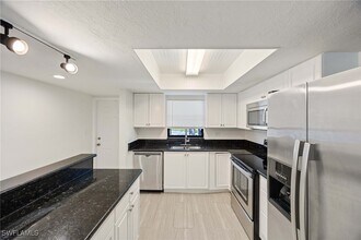 28180 Pine Haven Way in Bonita Springs, FL - Foto de edificio - Building Photo