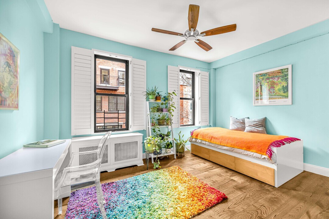 320 W 89th St in New York, NY - Building Photo