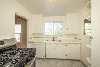 211 E Santa Inez Ave in San Mateo, CA - Building Photo - Interior Photo