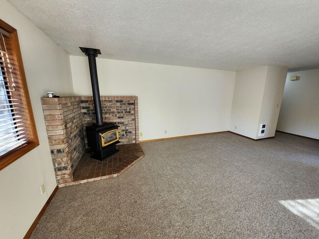 2858 NE Daggett Ln in Bend, OR - Building Photo - Building Photo
