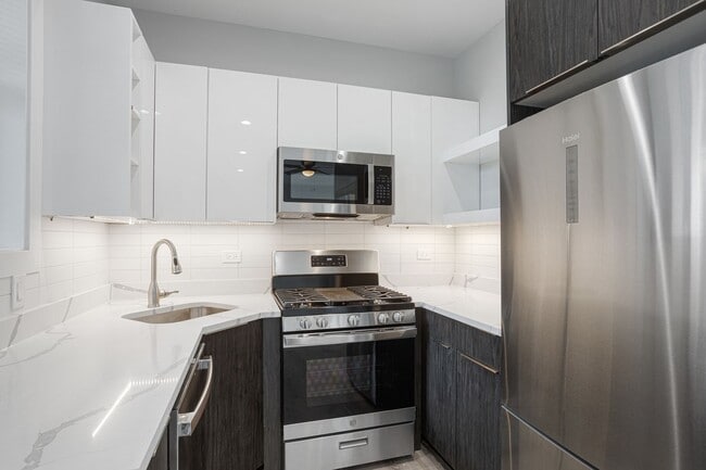 6917 N Lakewood Ave, Unit 2 in Chicago, IL - Foto de edificio - Building Photo