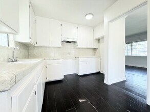4810 Cahuenga Blvd in Los Angeles, CA - Building Photo - Building Photo