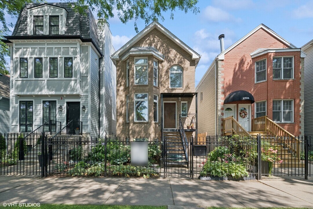 1730 W Barry Ave in Chicago, IL - Building Photo