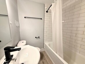 1 E 35th St in Hamilton, ON - Building Photo - Building Photo