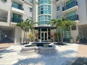 600 S Dixie Hwy, Unit 303 in West Palm Beach, FL - Building Photo - Building Photo