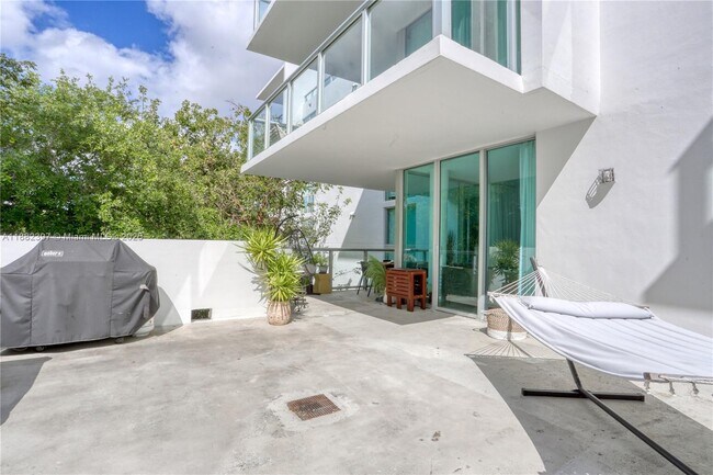 720 NE 62nd St in Miami, FL - Foto de edificio - Building Photo