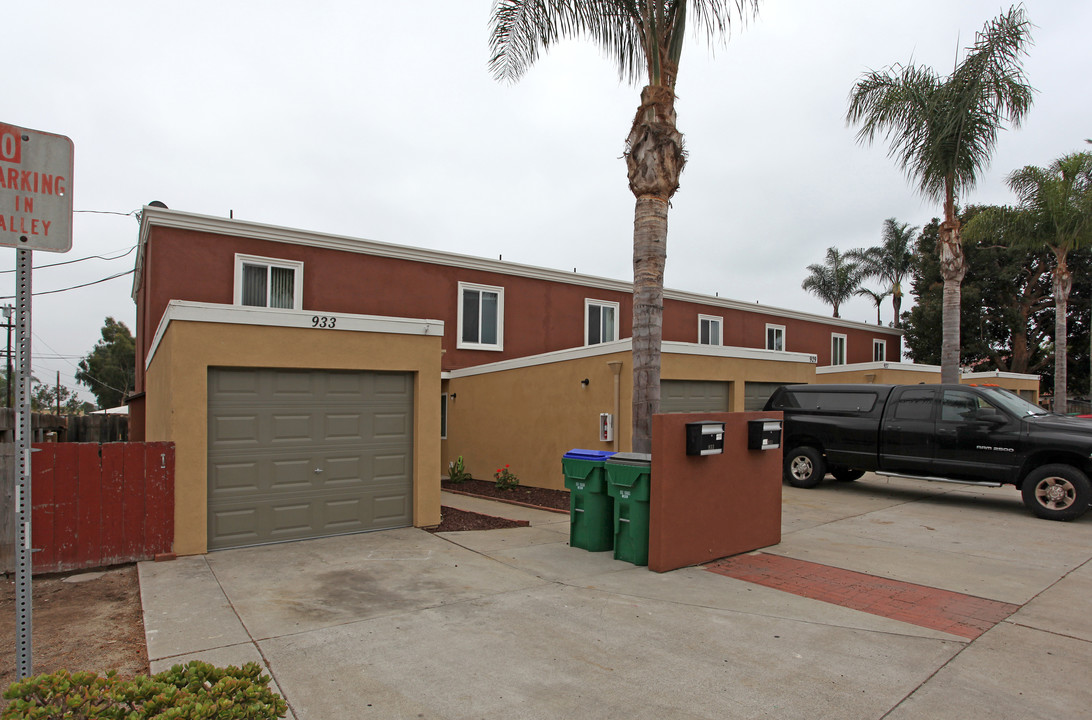 921-933 Grand Ave in Carlsbad, CA - Building Photo