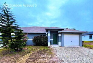 720 Gordon Ave S in Lehigh Acres, FL - Building Photo
