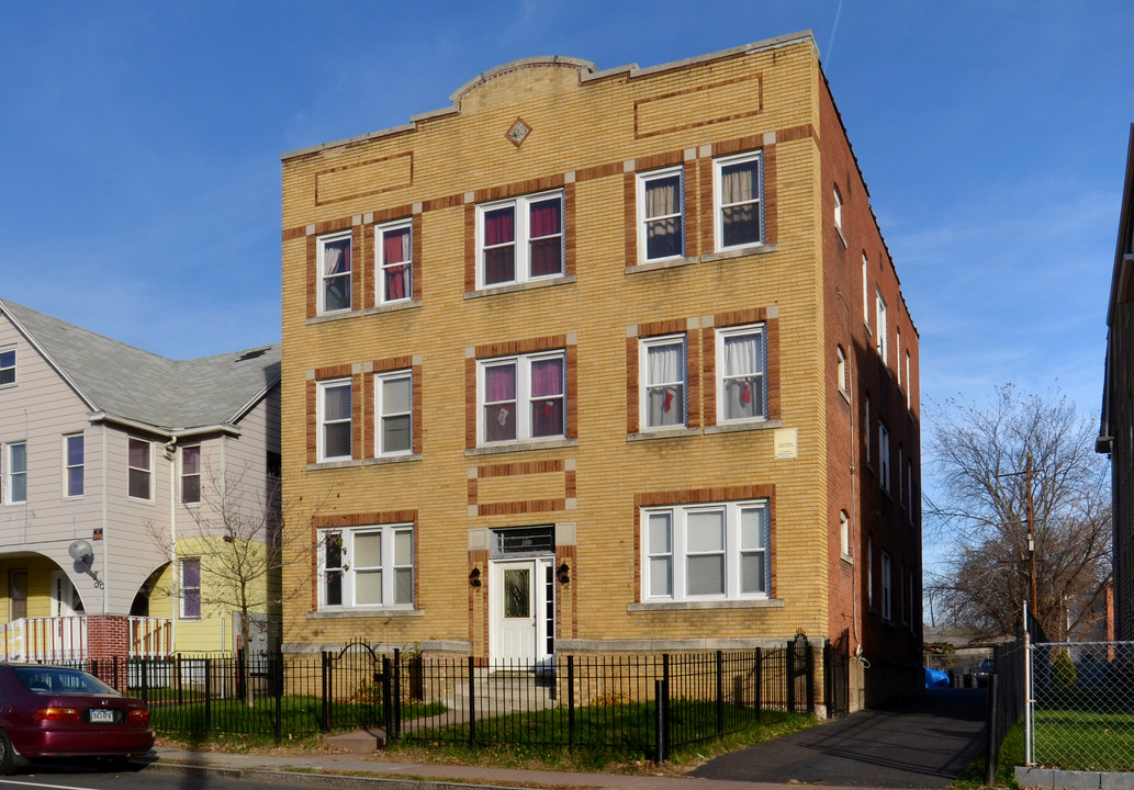 1932 Broad St in Hartford, CT - Building Photo