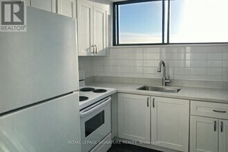 4645 Jane St in Toronto, ON - Building Photo - Building Photo